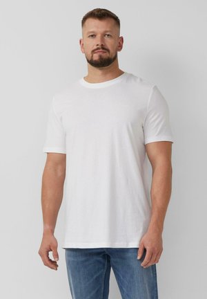 Witte katoen t-shirt met korte mouwen en een ronde halslijn, met minimale branding op de borst en een ontspannen pasvorm. Draag het met blauwe spijkerbroek.