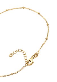 Guldhalskæde med små runde perler, et tekstureret kædedesign og en hummerlås med en lille vedhængstap.