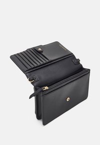 Portafoglio in pelle nera con molteplici fessure per carte, un scomparto con zip e dettagli in metallo dorato. Texture liscia e design compatto.