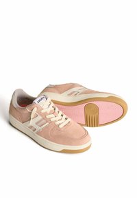 Sneakers in suede rosa chiaro con dettagli bianchi, chiusura con lacci e suola in gomma testurizzata. Punta arrotondata e colletto imbottito per il comfort.
