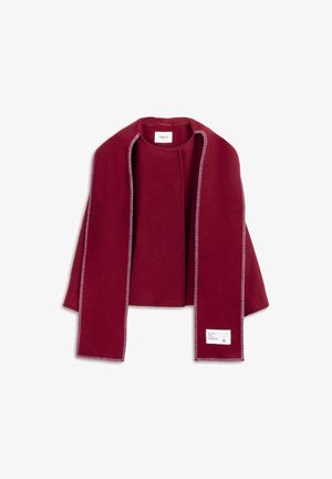 Wrap rosso in misto lana con design aperto. Presenta cuciture a contrasto bianche lungo i bordi. Etichetta visibile sul lato destro.