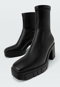 Stradivarius Botines de tacón - black