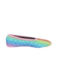 Bunte Ballettschuhe für Kinder mit Regenbogenverlauf und schuppenähnlichem Muster, pinker Einfassung und weicher Sohle, seitlich dargestellt.