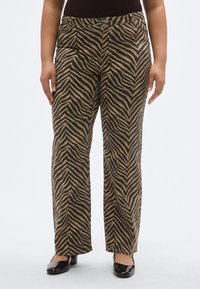 Pantaloni marroni e neri a righe zebrato con design a gamba dritta, dotati di tasche frontali e chiusura con bottone, realizzati in tessuto morbido.