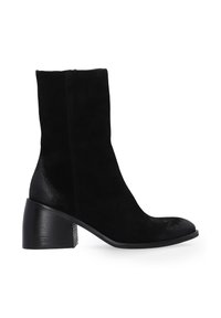 Schwarze Wildleder-Stiefelette mit Blockabsatz, die eine glatte Oberfläche, eine abgerundete Zehenpartie und minimale Nähedetails entlang der Nähte aufweist.