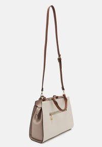 Sac à main beige et marron avec une forme structurée. Il comprend une bandoulière détachable, deux poignées supérieures et une poche zippée à l'avant.