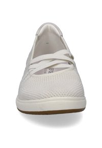 Botte blanche sans lacets avec un dessus en tricot texturé, des bandes élastiques sur le cou-de-pied, et une semelle en caoutchouc avec une semelle extérieure marron contrastante.