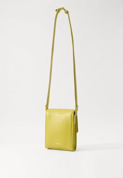 Borsa a tracolla verde in pelle con finitura liscia, forma rettangolare e tracolla regolabile. Presenta il logo del marchio in oro sul davanti.