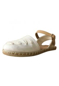 Espadrille de lienzo blanco con una correa de tobillo de cuero beige, suela de yute trenzado y costuras decorativas texturizadas en la parte superior.