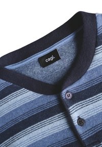 Maglione a righe blu con un collo scuro, dotato di piccoli bottoni e un'etichetta "cagi." Tessuto morbido e strutturato.