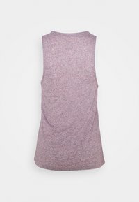 Top senza maniche di un morbido rosa maculato con scollatura rotonda, visto da dietro su uno sfondo bianco semplice.