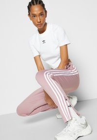 adidas Originals SUPERSTAR - Donji dijelovi trenirke - magic mauve