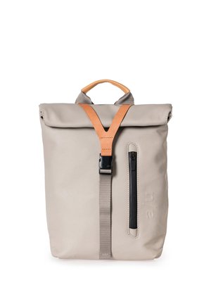 Beige rugzak met oprolbare bovenkant, natuurlijke leren handvat en riem, verticale ritstas aan de voorkant en zwarte plastic gesp sluiting.