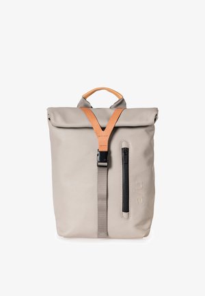 Beige rugzak met oprolbare bovenkant, natuurlijke leren handvat en riem, verticale ritstas aan de voorkant en zwarte plastic gesp sluiting.