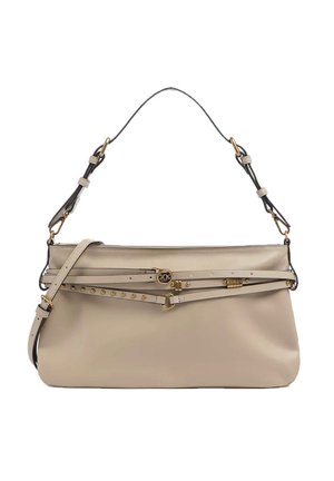 Borsa in pelle beige con doppi cinturini regolabili, borchie dorate e piccolo logo circolare dorato sul davanti.