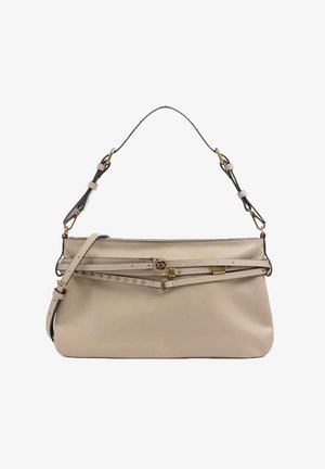 Beige Lederhandtasche mit doppelt verstellbaren Trägern, goldenen Nieten und einem kleinen runden goldenen Logo auf der Vorderseite.