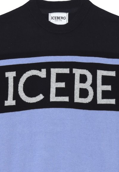 Maglione lavorato a maglia nero e azzurro chiaro con "ICEBERG" in bold caratteri bianchi. Collo rotondo e texture liscia con blocchi di colore a contrasto.