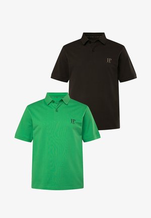 Dwie koszulki polo: jedna zielona z kołnierzykiem, krótkimi rękawami i małym logo; druga czarna o podobnym wzorze. Obie wykonane z bawełny.