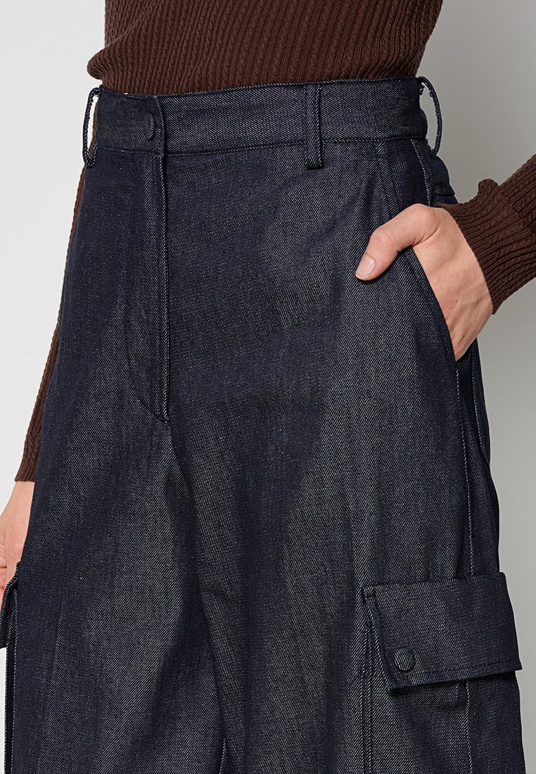 Hoge taille denim broek in donkerblauw met zijzakken en een cargozak, met een gladde textuur en een gestructureerd ontwerp.