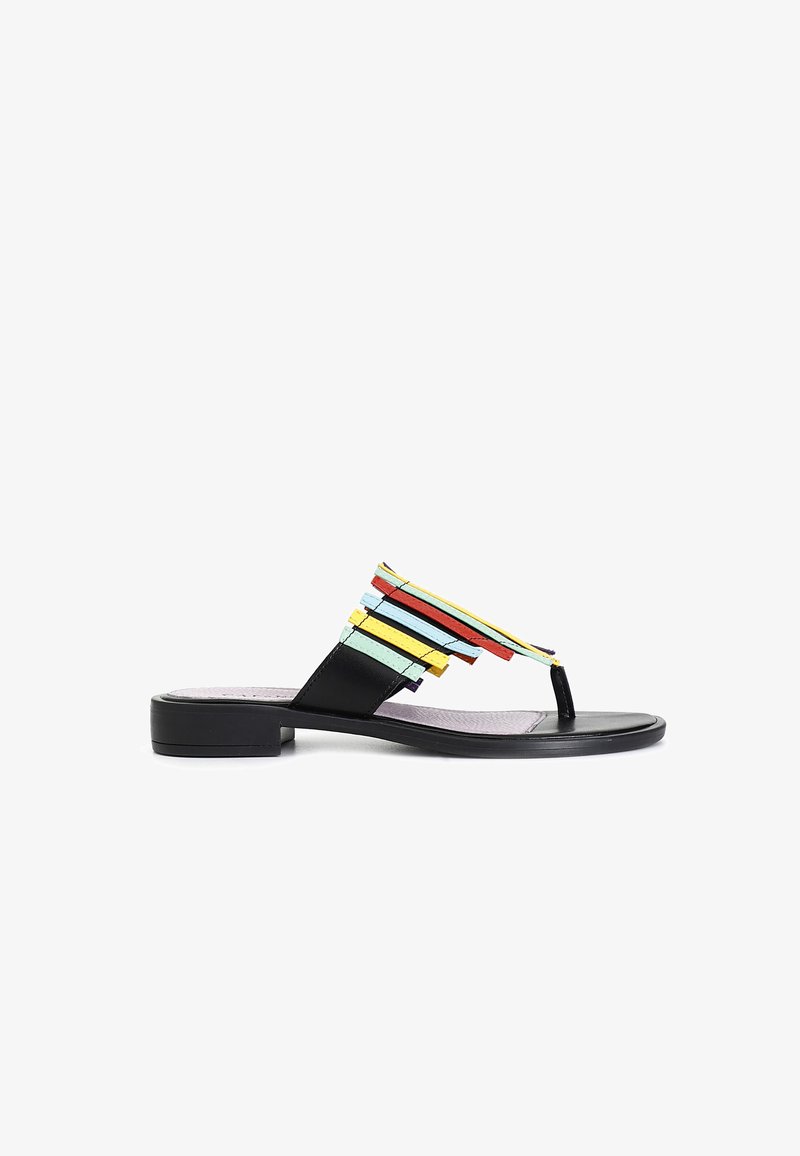 Sandalia negra con diseño de tira entre los dedos, adornada con franjas coloridas y superpuestas en rojo, amarillo y azul para mayor detalle. Plantilla texturizada.