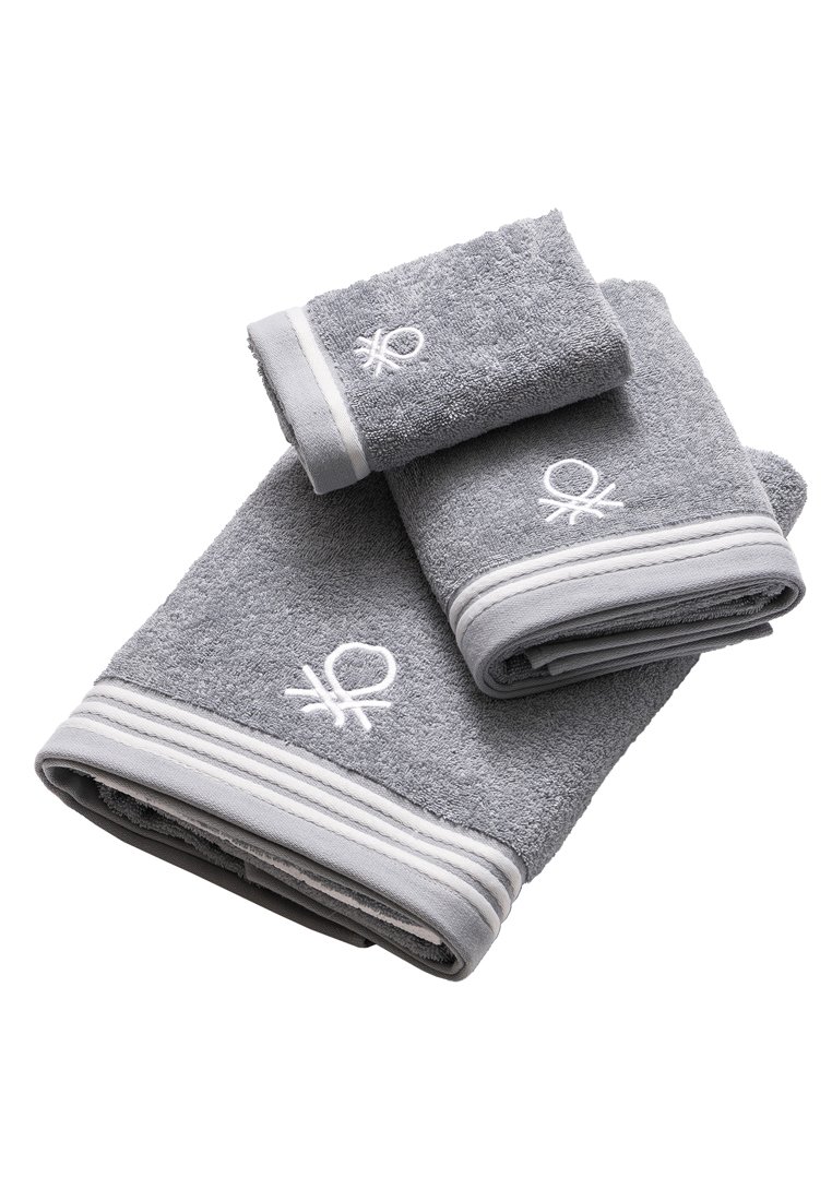 Set di tre asciugamani grigi, con una morbida texture di cotone, un emblema ricamato bianco e un bordo a righe in contrasto. Include un asciugamano da bagno, un asciugamano per le mani e un guanto da bagno.