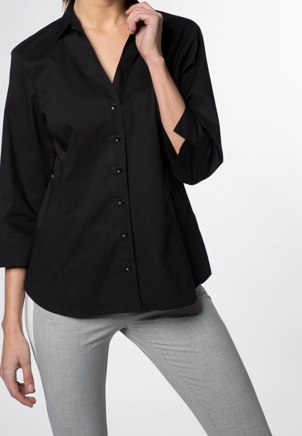 Chemise noire à boutons avec col, manches trois-quarts, et ourlet légèrement arrondi. Confectionnée en tissu lisse avec une coupe ajustée.