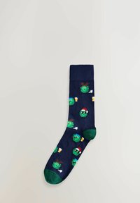 Tumši zilie zeķes ar zaļiem karikatūru varoņiem, kuri tur alus krūzes un nēsā svinīgus cepures. Rievota mala un zaļi pirkstu/soļu akcenti.