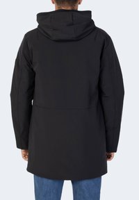 Giacca nera con cappuccio dal design snodato, dotata di una fessura sul retro, maniche lunghe e una superficie liscia. Fit casual con un taglio di lunghezza media.