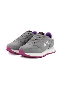 Sneakers in scamosciato grigio con finitura texturizzata, dotati di una intersuola bianca e una suola rosa. Accentuati da un colletto imbottito nero e viola.