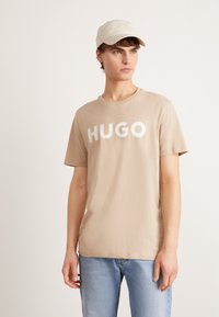 HUGO DULIVIO - Marškinėliai su spaudiniu - medium beige