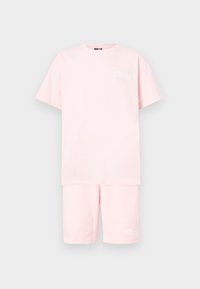 Hellrosa Baumwoll-T-Shirt und Shorts-Set. Das T-Shirt hat kurze Ärmel und einen Rundhalsausschnitt; beide Teile weisen ein dezentes Logodetail auf.