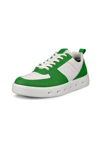 Grön och vit sneaker gjord av texturerat läder, med perforerade detaljer, vita snörningar och en dämpad sula med utskärningar.