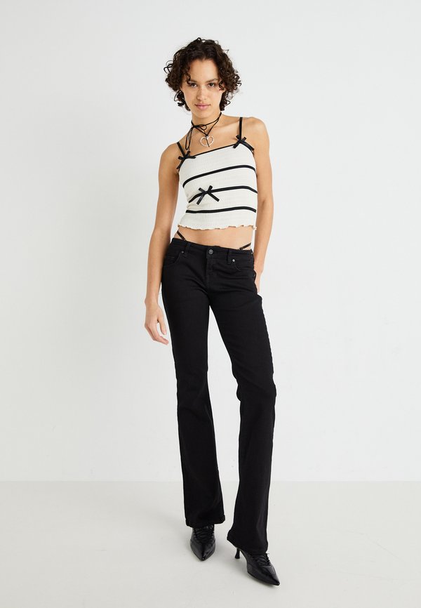 ROXY LOW RISE - Flared Jeans2