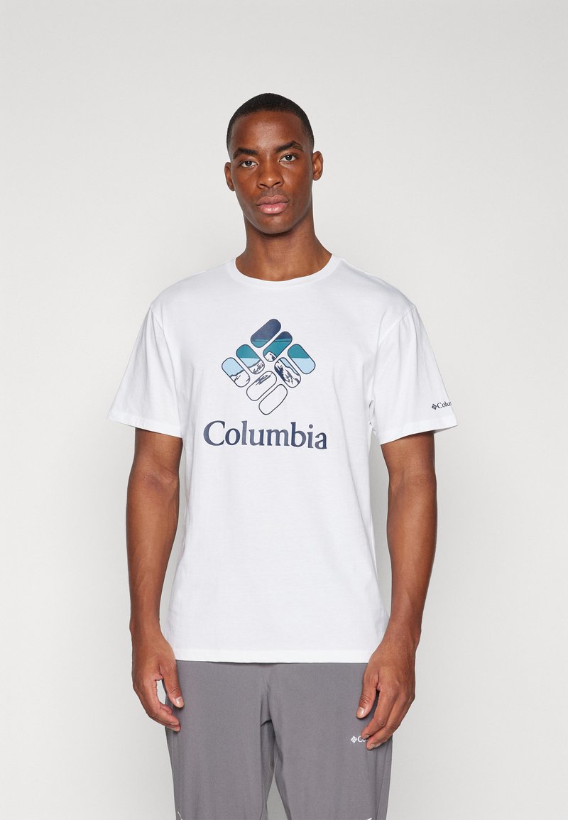 Tricou alb cu maneci scurte, având un grafic multicolor cu munți și apă, și logo-ul "Columbia" în albastru închis.