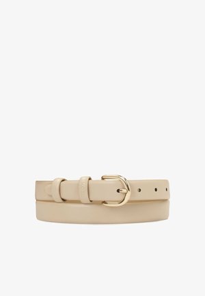 Beige läderbälte med ett spänne i guldton, med en slät yta och flera justeringshål, prytt med en varumärkeslogotyp.