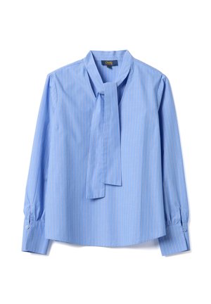 Lichtblauwe blouse met lange mouwen, dunne witte verticale strepen en een stoffen strik bij de hals, met knopen afgewerkte manchetten, plat liggend op een witte achtergrond.