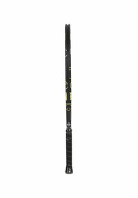 Raqueta de tenis con un marco negro que presenta gráficos amarillos y blancos, un agarre negro texturizado y un diseño largo y delgado.