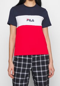Rood, wit en marineblauw gekleurde color-block T-shirt met korte mouwen en een ronde hals, met een FILA-logo op de borst.