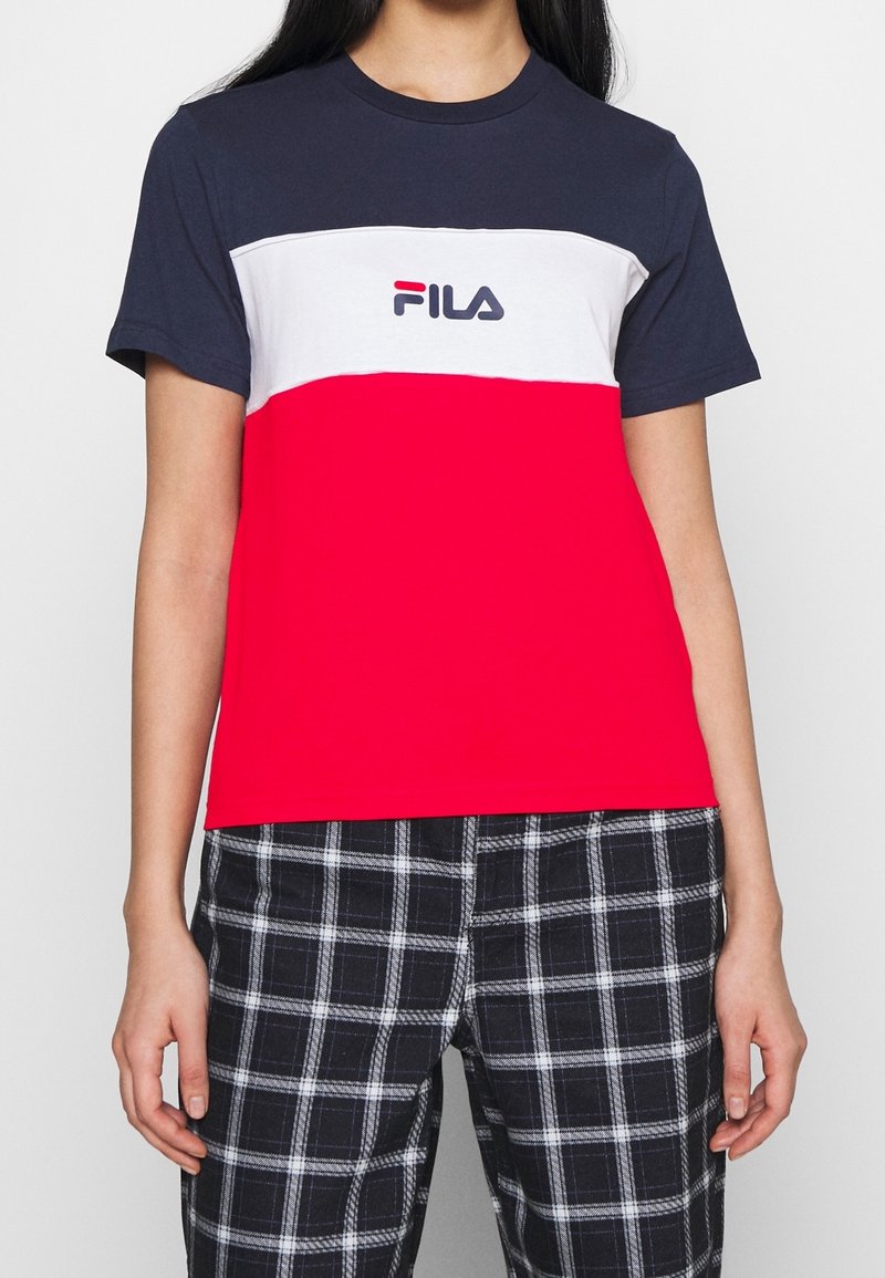 Rood, wit en marineblauw gekleurde color-block T-shirt met korte mouwen en een ronde hals, met een FILA-logo op de borst.
