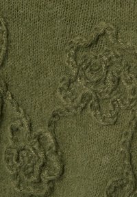 Olivgrüner, strukturierter Strickstoff mit erhabenen Blumenmustern, die einen dreidimensionalen Effekt auf einem weichen, kuscheligen Material erzeugen.