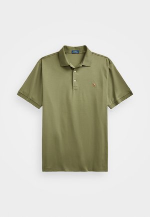 Olivengrønn polo-skjorte laget av glatt bomullsstoff, med en tredelt knappestolpe, en brettet krage og en liten brodert logo på brystet.