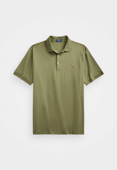 Olivengrønn polo-skjorte laget av glatt bomullsstoff, med en tredelt knappestolpe, en brettet krage og en liten brodert logo på brystet.