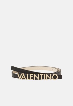 Zwart leren riem opgerold met grote goudkleurige letters die "VALENTINO" spellen aan de voorkant, op een effen witte achtergrond.