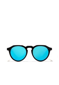 Černé kulaté sluneční brýle s modře tónovanými čočkami, vybavené výrazným tlustým rámem a unikátními úhlovými akcenty na obočí.