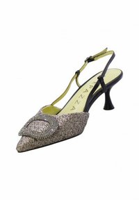 Scarpa slingback beige con punta appuntita, tomaia texture e fibbia decorativa in strass. Tacco nero sottile e soletta gialla.