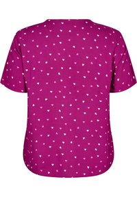 Kortärmad, magenta skjorta med ett upprepat mönster av små hjärtan i olika nyanser av rosa och vitt på ett mjukt, slätt tyg.