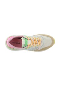 Zapatilla de estilo runner con puntera de ante beige, lengüeta verde pastel, forro interior rosa y cordones naranjas con estampado, vista desde arriba.
