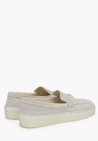 Semišové nazouvací boty ve světle šedé barvě s texturovaným povrchem. Mají zaoblenou špičku, minimální švy a béžovou gumovou podrážku.