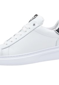 Witte leren sneaker met een ronde neus, platte witte zool en gestructureerd grijs interieur, voorzien van zes vetergaatjes en een zwarte accent aan de hiel.