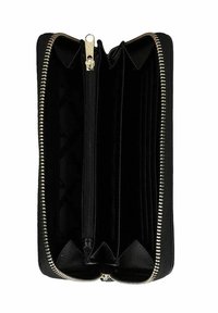 Cartera negra con cremallera, exterior texturizado, múltiples ranuras para tarjetas, un compartimento central con cremallera y herrajes en tono dorado.
